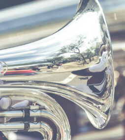 De worsten van Babel, fanfare en danssolo’s