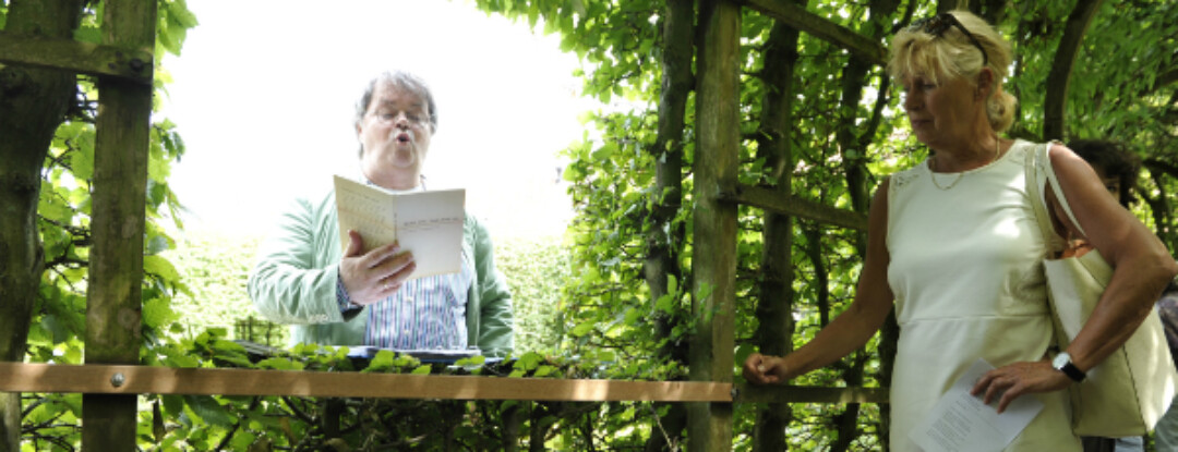 Poëzie onder de bomen