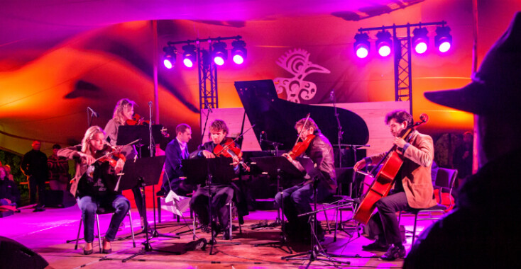 Niks stille zaal! Klassieke muziek in de natuur