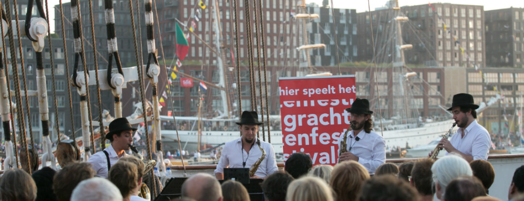 Violisten in de gracht & fluitisten in de tram