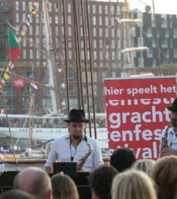 Violisten in de gracht & fluitisten in de tram