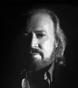 Bee Gee Barry Gibb speelt door