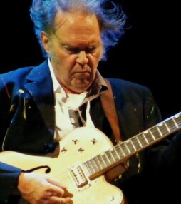 Neil Young lanceert akoestisch album