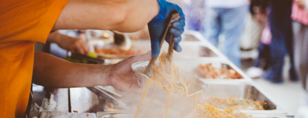 Eten bij een foodtruck, of een lange wandeltocht