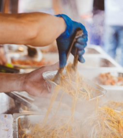 Eten bij een foodtruck, of een lange wandeltocht