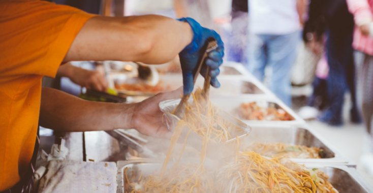 Eten bij een foodtruck, of een lange wandeltocht