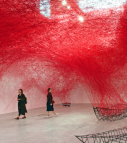 Verbluffende installatie van Chiharu Shiota