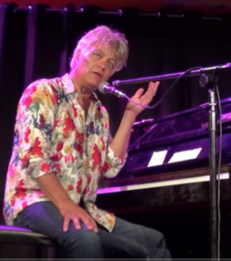 Robert Jan Stips maakte hits voor Golden Earring en The Nits en speelt deze op de piano