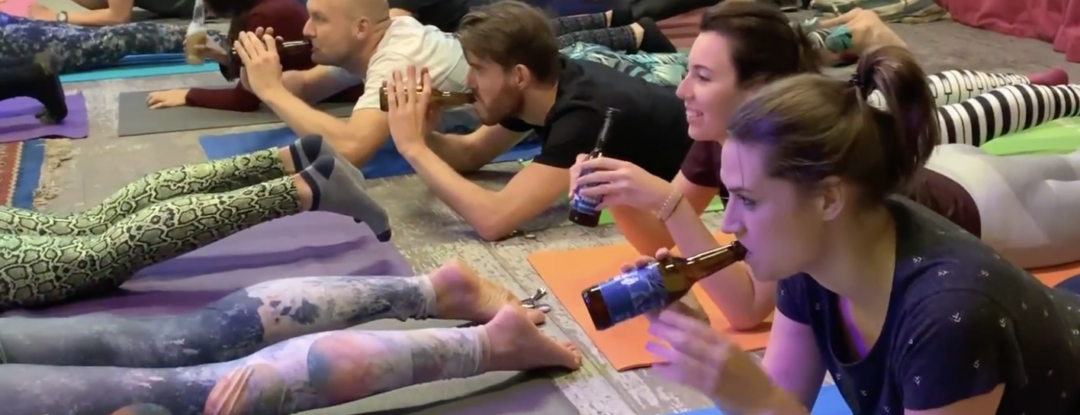 Yoga met een flesje bier, een joint of een geit. Daar raak je heel ontspannen van.