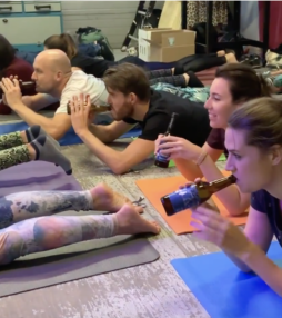 Yoga met een flesje bier, een joint of een geit. Daar raak je heel ontspannen van.