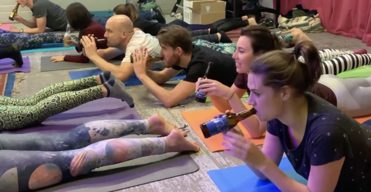 Yoga met een flesje bier, een joint of een geit. Daar raak je heel ontspannen van.