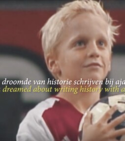 Lief! Ajax-speler Donny van de Beek als ballenjongen bij Ajax