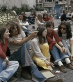 Leuk om naar te kijken: zomerse plaatjes van hippies in Amsterdam uit de jaren 60 en 70