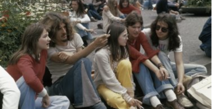 Leuk om naar te kijken: zomerse plaatjes van hippies in Amsterdam uit de jaren 60 en 70