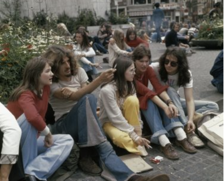 werkelijk Beschietingen Tijdig Leuk om naar te kijken: zomerse plaatjes van hippies in Amsterdam uit de jaren  60 en 70 - Zin.nl