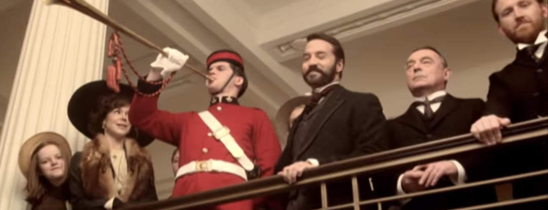 Waarom Mr. Selfridge zo’n heerlijke serie is