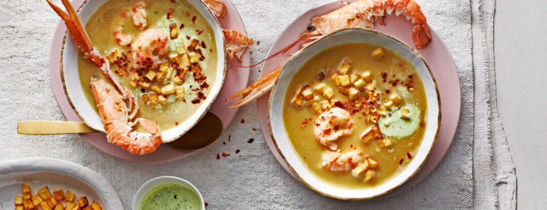 Langoustinesoep met knoflook, aardappel en korianderroom