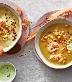 Langoustinesoep met knoflook, aardappel en korianderroom