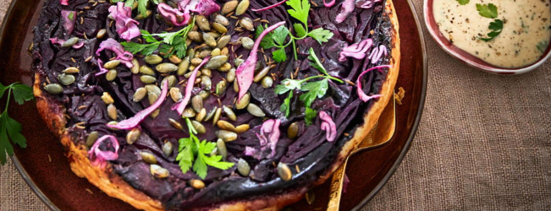 Deze tarte tatin van rodekool is verrukkelijk