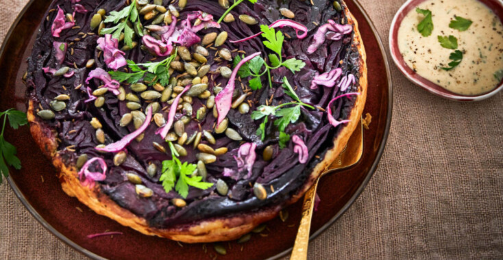 Deze tarte tatin van rodekool is verrukkelijk