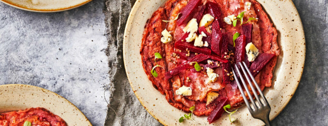 Bieten-spekpannenkoek met blauwe kaas en bietenzoetzuur