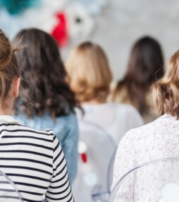 Wat is het toch dat vrouwen elkaar zo genadeloos kunnen afvallen?