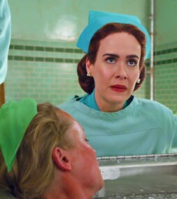 Sarah Paulson als gestoorde zuster in Ratched