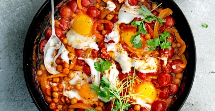 Zet vanavond deze kikkererwten-shakshuka met harissayoghurt op tafel