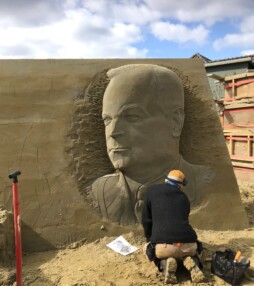 ’t Veluws Zandsculpturenfestijn: van Pearl Harbor tot de Slag om Arnhem