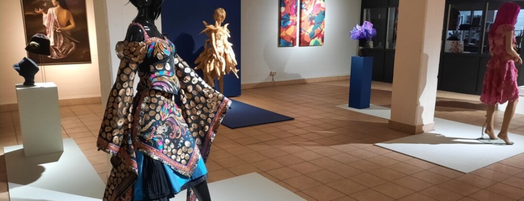 Bloemen + kleding = tentoonstelling