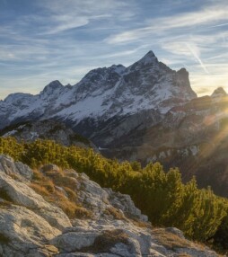 Het is alsof je er zelf rondwandelt, in het ruige berglandschap