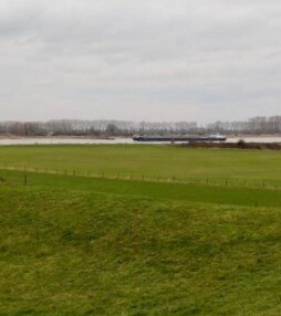 We zijn betoverd door de grote schepen op de Rijn