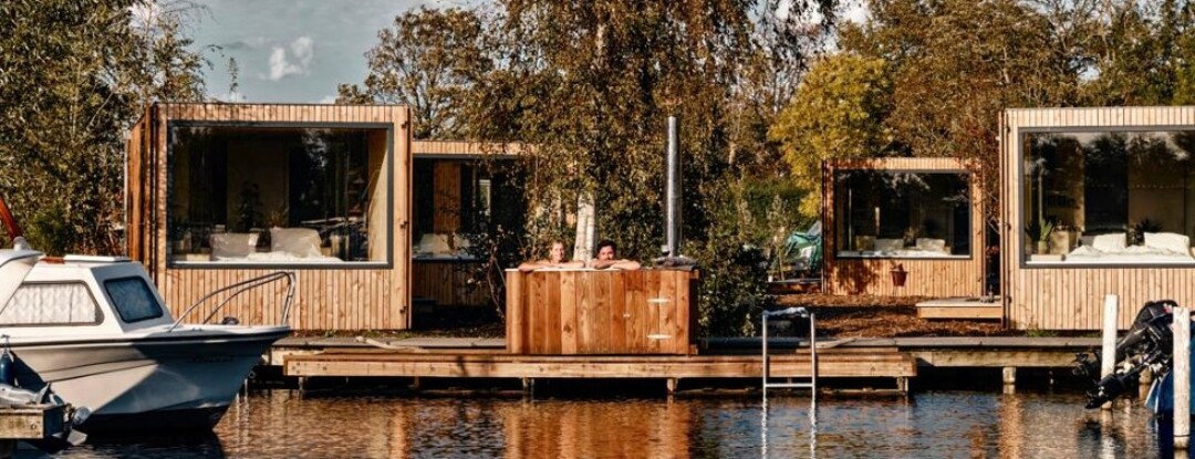 Wakker worden in een houten havenhuisje