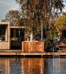 Wakker worden in een houten havenhuisje