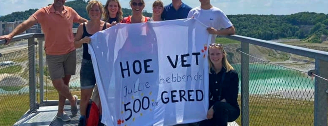 We ruiken de finish en zien in de verte spandoeken