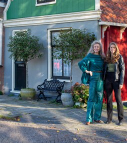 Gespot door Misja: Hanneke en Lisa